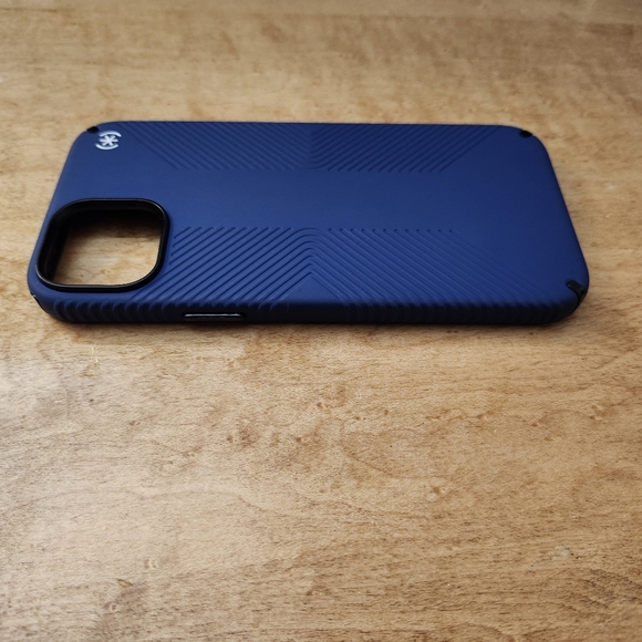 Speck Presidio2 Grip with MagSafe Blue Case - iPhone 14 Plus/ iphone 6.7 (2022) - Picture 7 of 8